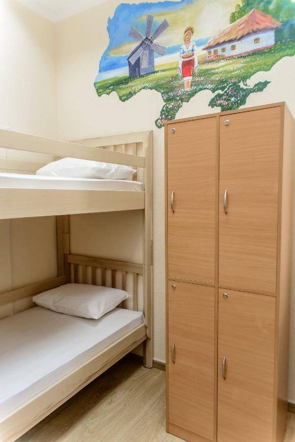 Globus Lipki Hostel Kiev Exterior foto