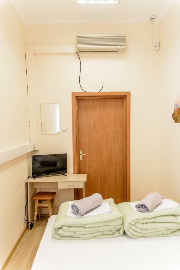 Globus Lipki Hostel Kiev Exterior foto